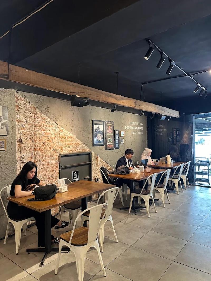 Railway Coffee mengusung desain industrial dengan exposed brick dan aksen logam.