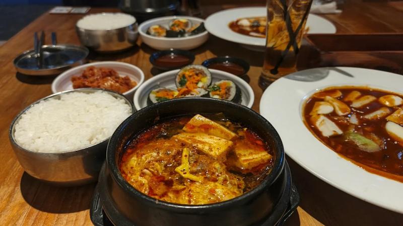 Chingu Cafe dengan interior bertema K-pop menawarkan pengalaman immersive