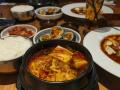 Chingu Cafe dengan interior bertema K-pop menawarkan pengalaman immersive