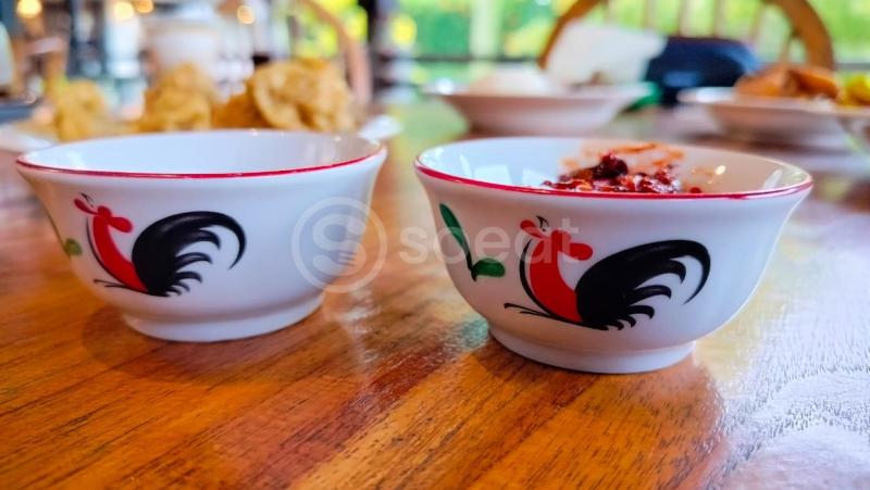 Mangkuk ayam jago tetap relevan bahkan ketika penggunaannya bergeser dari konteks kekaisaran ke penggunaan sehari-hari.