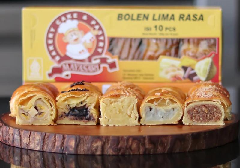 Sebagai salah satu pelaku industri roti senior di Bandung, Mayasari Bakery memproduksi bolen dengan mempertahankan formula resep klasik secara konsisten. 