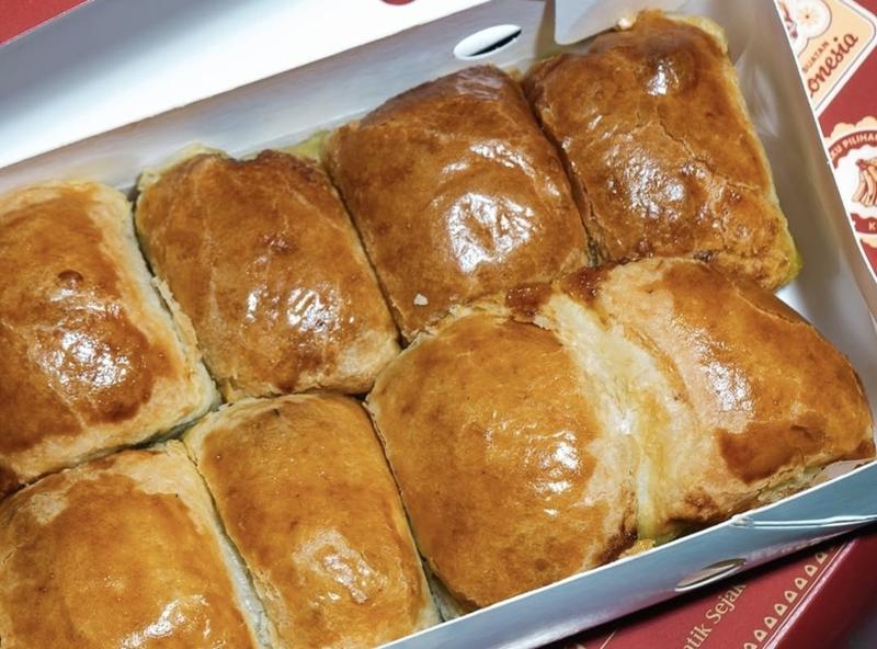 Kartika Sari secara historis dicatat dalam industri kuliner lokal sebagai pelopor populernya pisang bolen modern di Bandung sejak dekade 1980-an.