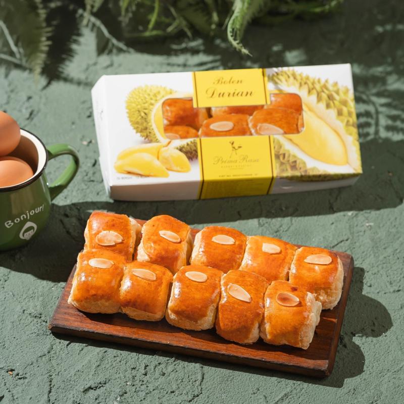 Kue pastry lezat dengan isi durian yang khas dan lezat. Tekstur renyah di luar dan lembut di dalam, rasa durian yang kuat dan menggugah selera
