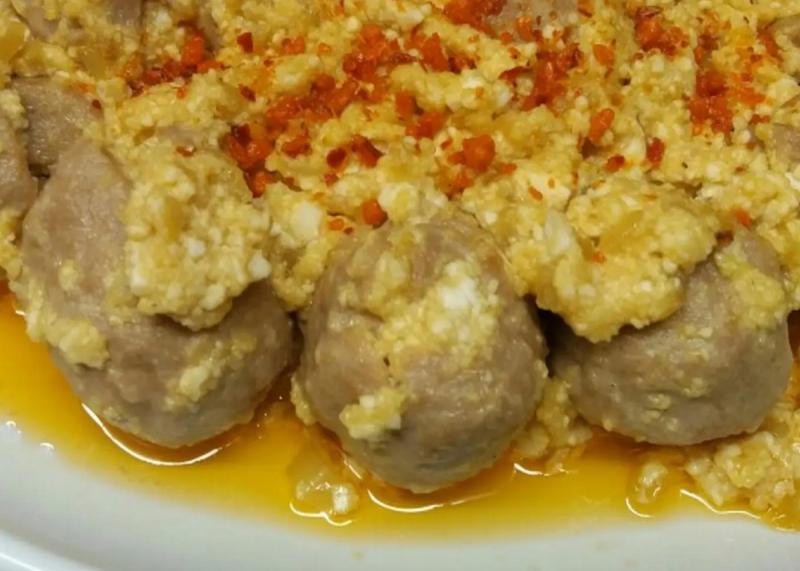 bakso topping telur asin hancur
