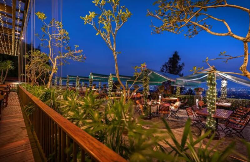 Suasana di The Valley Bistro Cafe.