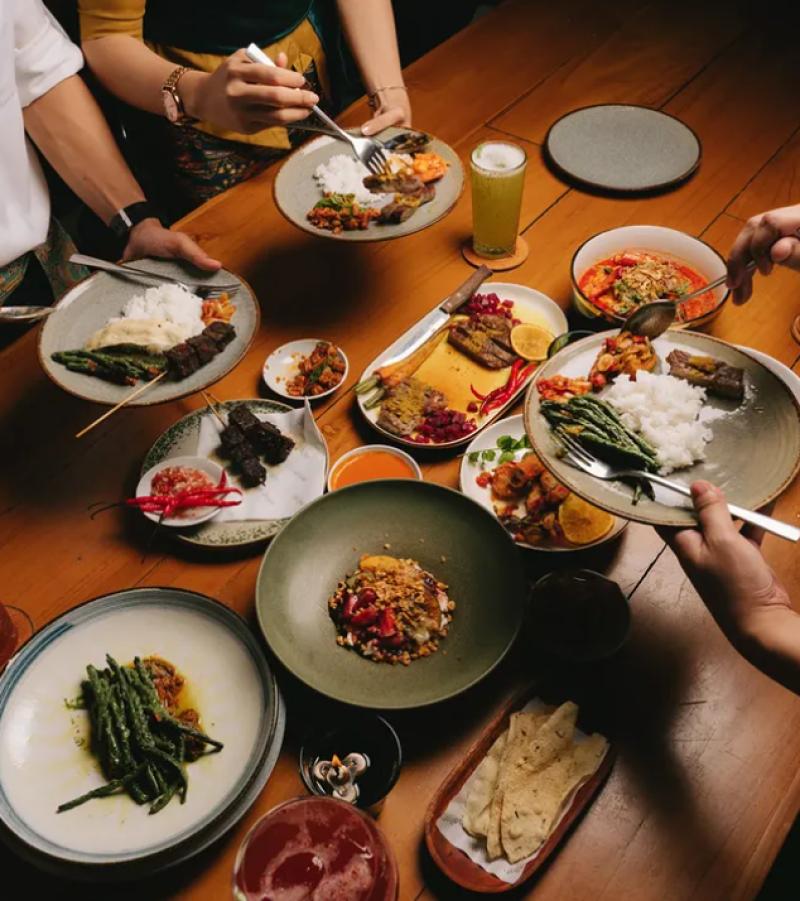 Makan siang.