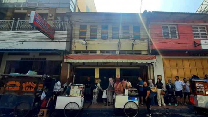 Antrian di Warung Kopi Purnama, Kota Bandung. 