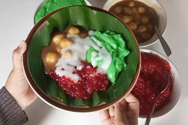 Bubur srintil dan aneka kolak campur.