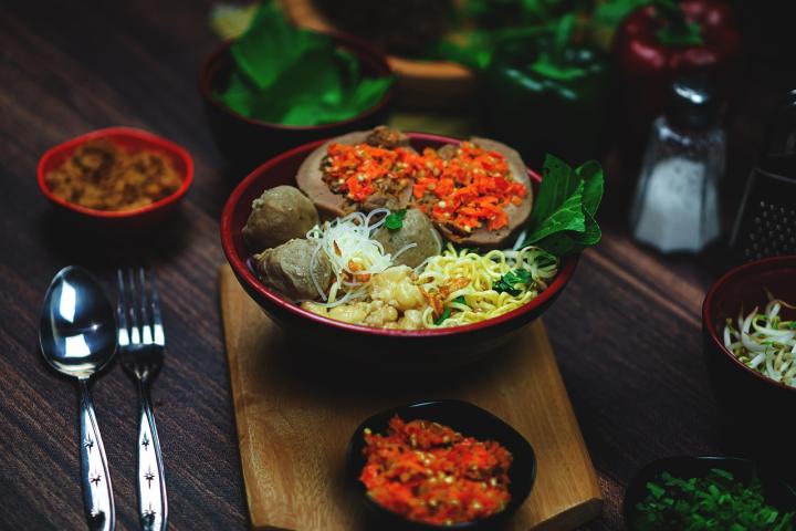 Dalam perkembangannya, bakso dan mi jelas mendapat sentuhan modifikasi dan inovasi. Hanya di Indonesia, mi bakso ada kuah pisah dan yamin manis, juga ditaburi potongan rawit.