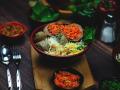 Dalam perkembangannya, bakso dan mi jelas mendapat sentuhan modifikasi dan inovasi. Hanya di Indonesia, mi bakso ada kuah pisah dan yamin manis, juga ditaburi potongan rawit.