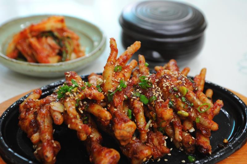 Ceker ayam.