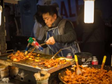 Memasak ceker ayam.