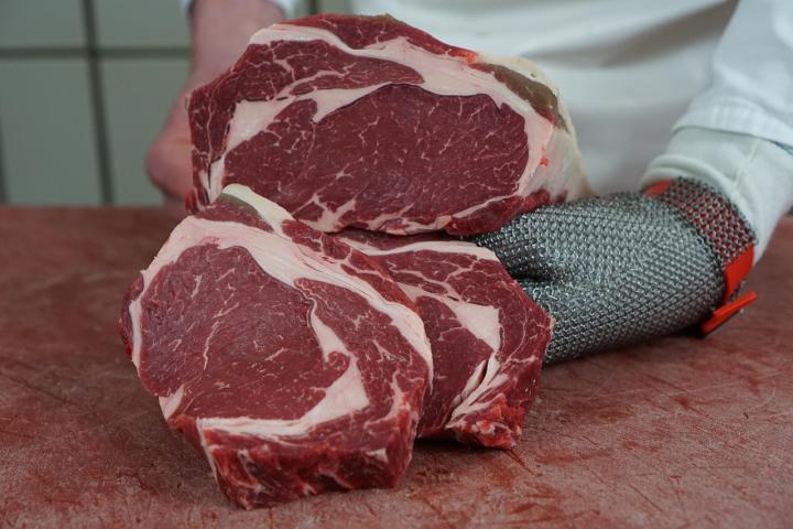 Dibandingkan dengan steik biasa, steik dry-aged menawarkan rasa lebih intens, tekstur lebih empuk, dan aroma lebih kompleks.