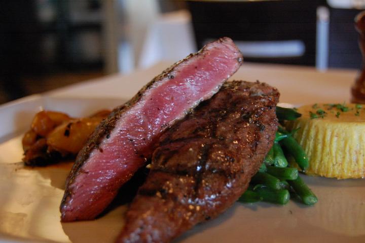 Potongan  unik seperti Flat Iron, Hanger Steak, Picanha, Tri-Tip, dan Denver Steak menawarkan pengalaman makan yang berbeda dengan tekstur, rasa, dan karakter. 