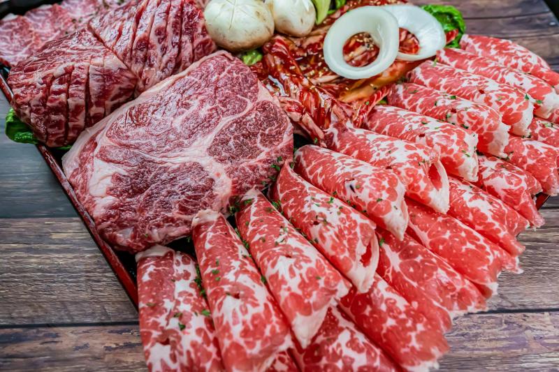 Potongan unik seperti Flat Iron, Hanger Steak, Picanha, Tri-Tip, dan Denver Steak menawarkan pengalaman makan yang berbeda dengan tekstur, rasa, dan karakter.