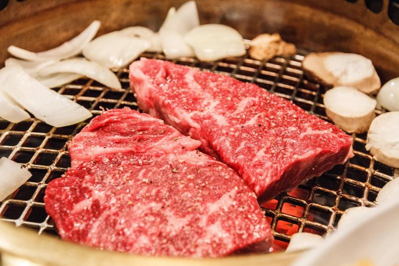 Marbling adalah faktor utama dalam menentukan kualitas steik. Dari Wagyu hingga USDA Prime, setiap jenis steik menawarkan pengalaman makan yang unik.