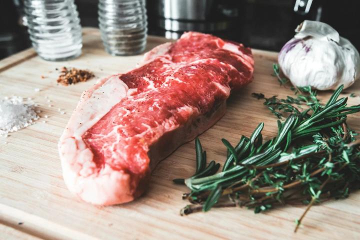 Dibandingkan dengan steik biasa, steik dry-aged menawarkan rasa lebih intens, tekstur lebih empuk, dan aroma lebih kompleks.