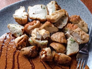 Jika disusun dalam ranking makanan enak, bisa jadi batagor menempati posisi pertama.