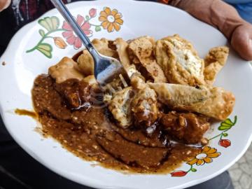 Batagor sangat memberi pengaruh ke sosial ekonomi masyarakat.