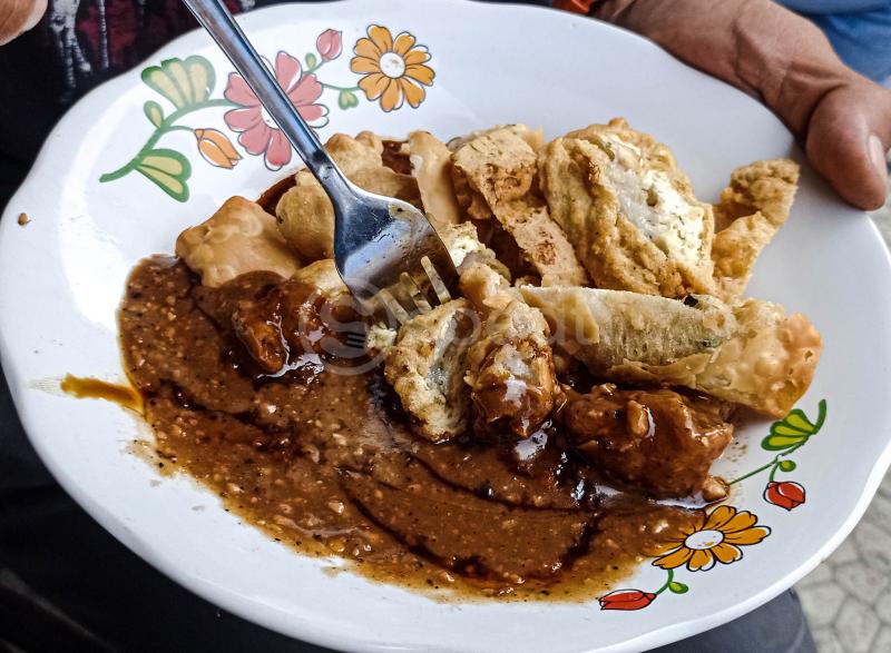 Batagor sangat memberi pengaruh ke sosial ekonomi masyarakat.