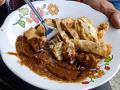 Batagor sangat memberi pengaruh ke sosial ekonomi masyarakat. 