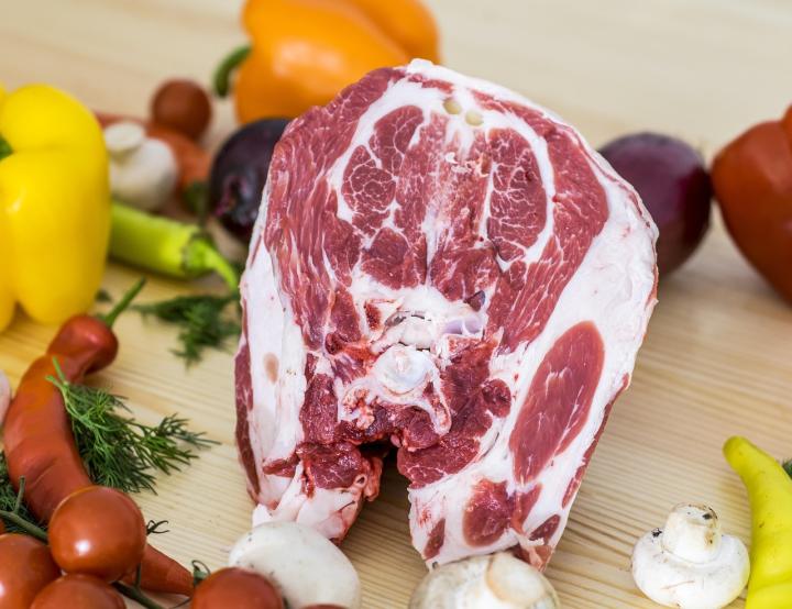 Daging kambing.