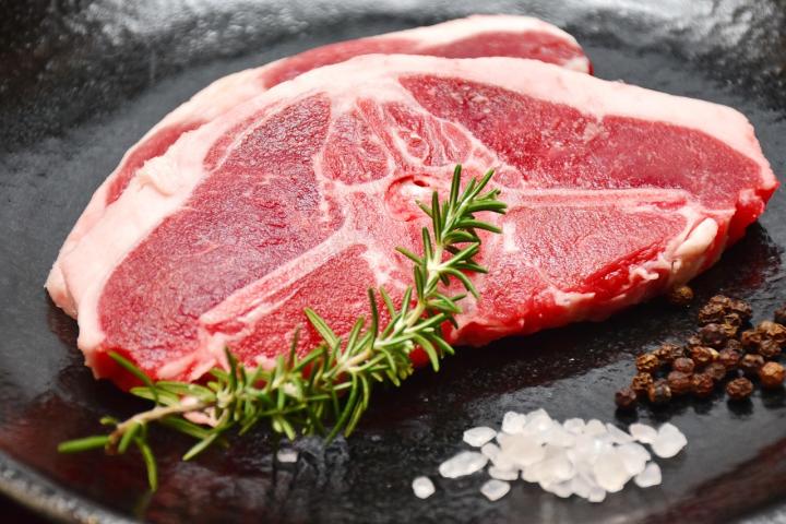 Daging domba atau daging kambing mentah.