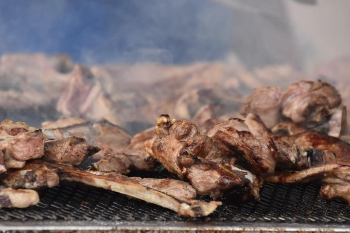 Daging domba atau daging kambing.