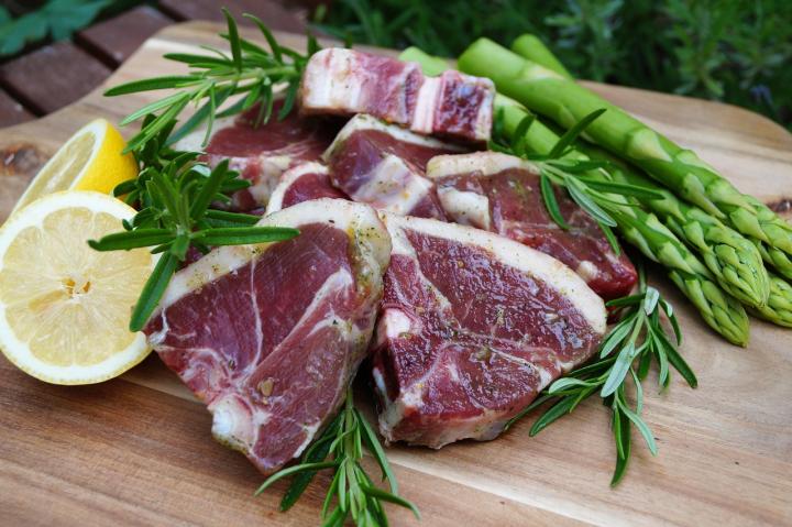 Daging domba atau daging kambing mentah.