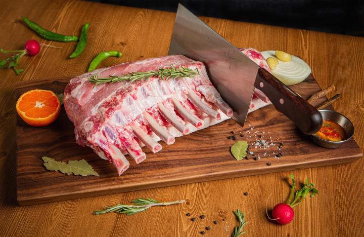 Daging domba atau daging kambing mentah.