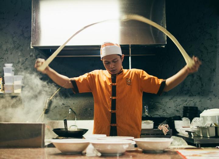 Membuat bakmi.
