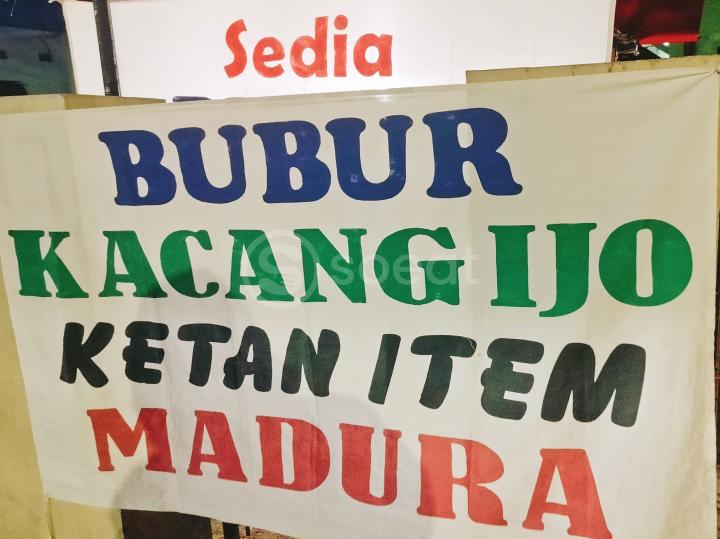 Setidaknya, elemen desain spanduk kaki lima menunjukkan 4 karakteristik khas yaitu tipografi, ilustrasi, warna, dan komposisi.