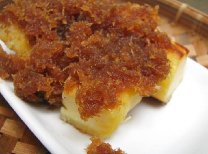 Colenak adalah makanan tradisional Jawa Barat, khususnya Bandung, yang terbuat dari tape singkong (peuyeum) yang dibakar dan disajikan dengan lelehan gula aren (gula jawa) yang dicampur dengan parutan kelapa.